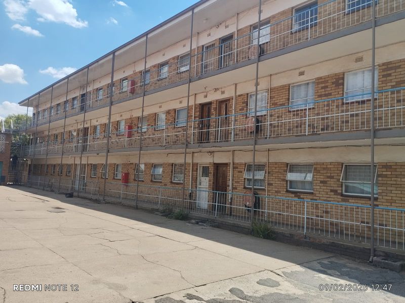 Lovely 2-Bedroom Flat for Sale Uitsig Flats - Photo 1