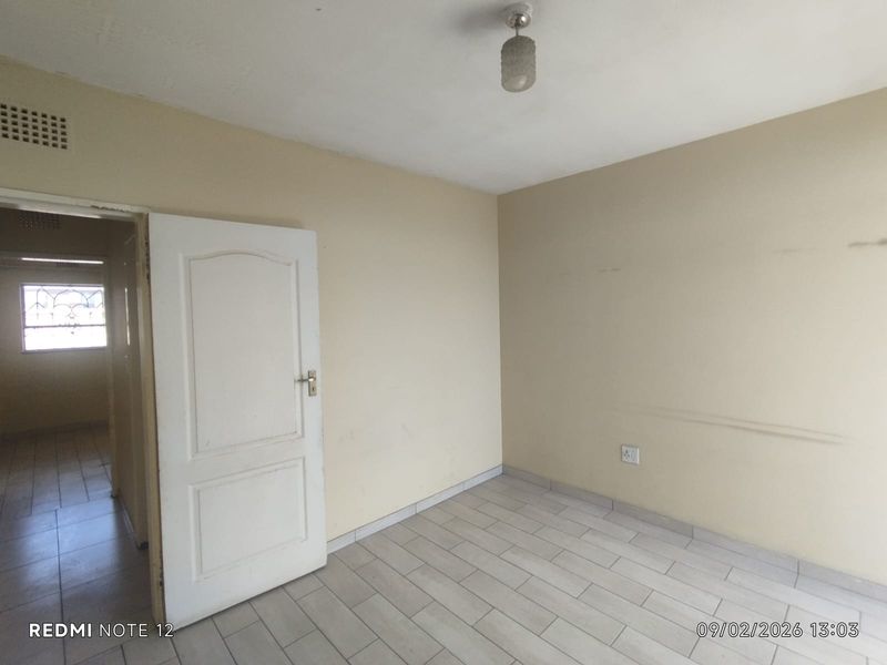 Lovely 2-Bedroom Flat for Sale Uitsig Flats - Photo 9