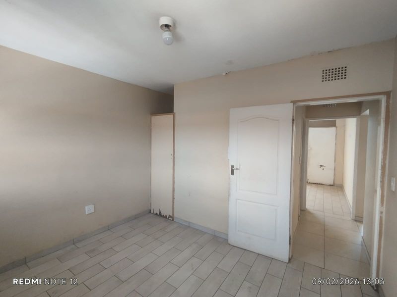 Lovely 2-Bedroom Flat for Sale Uitsig Flats - Photo 6