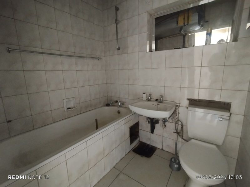 Lovely 2-Bedroom Flat for Sale Uitsig Flats - Photo 7