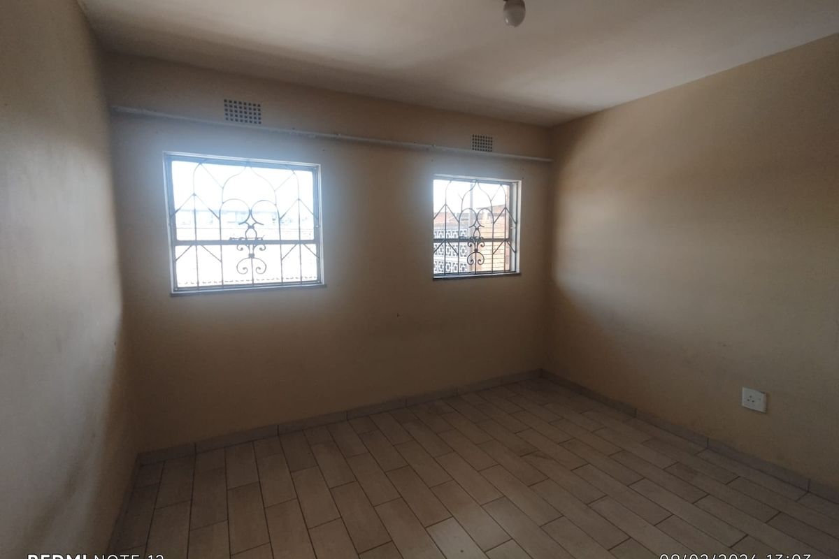 Lovely 2-Bedroom Flat for Sale Uitsig Flats - Photo 4