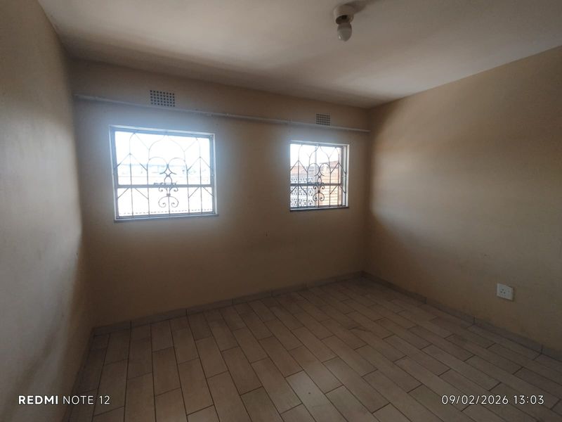 Lovely 2-Bedroom Flat for Sale Uitsig Flats - Photo 4