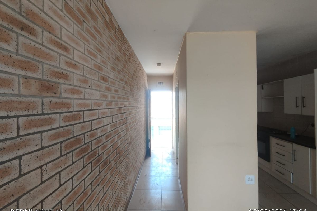 Lovely 2-Bedroom Flat for Sale Uitsig Flats - Photo 3