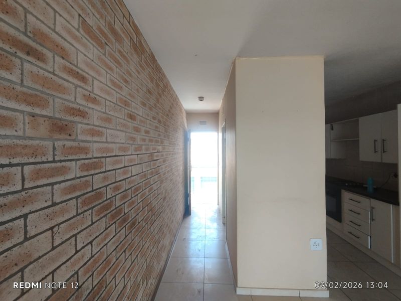 Lovely 2-Bedroom Flat for Sale Uitsig Flats - Photo 3