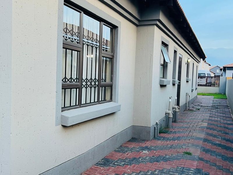 3 bedroom house for sale - Photo 4