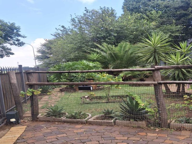 INVESTOR’S DREAM IN FALCONRIDGE – Exceptional Rental Income Potential! - Photo 2