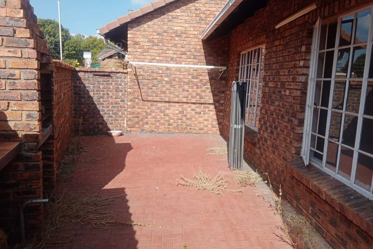 Charming 2 Bedroom Brick-Faced Townhouse in Plasire de Merle, Arcon Park, Vereeniging - Photo 4