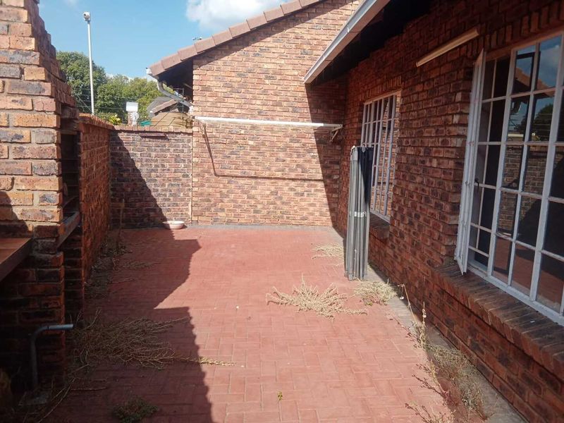 Charming 2 Bedroom Brick-Faced Townhouse in Plasire de Merle, Arcon Park, Vereeniging - Photo 4