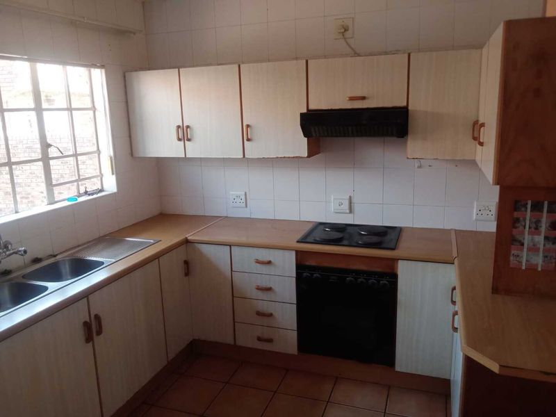 Charming 2 Bedroom Brick-Faced Townhouse in Plasire de Merle, Arcon Park, Vereeniging - Photo 6