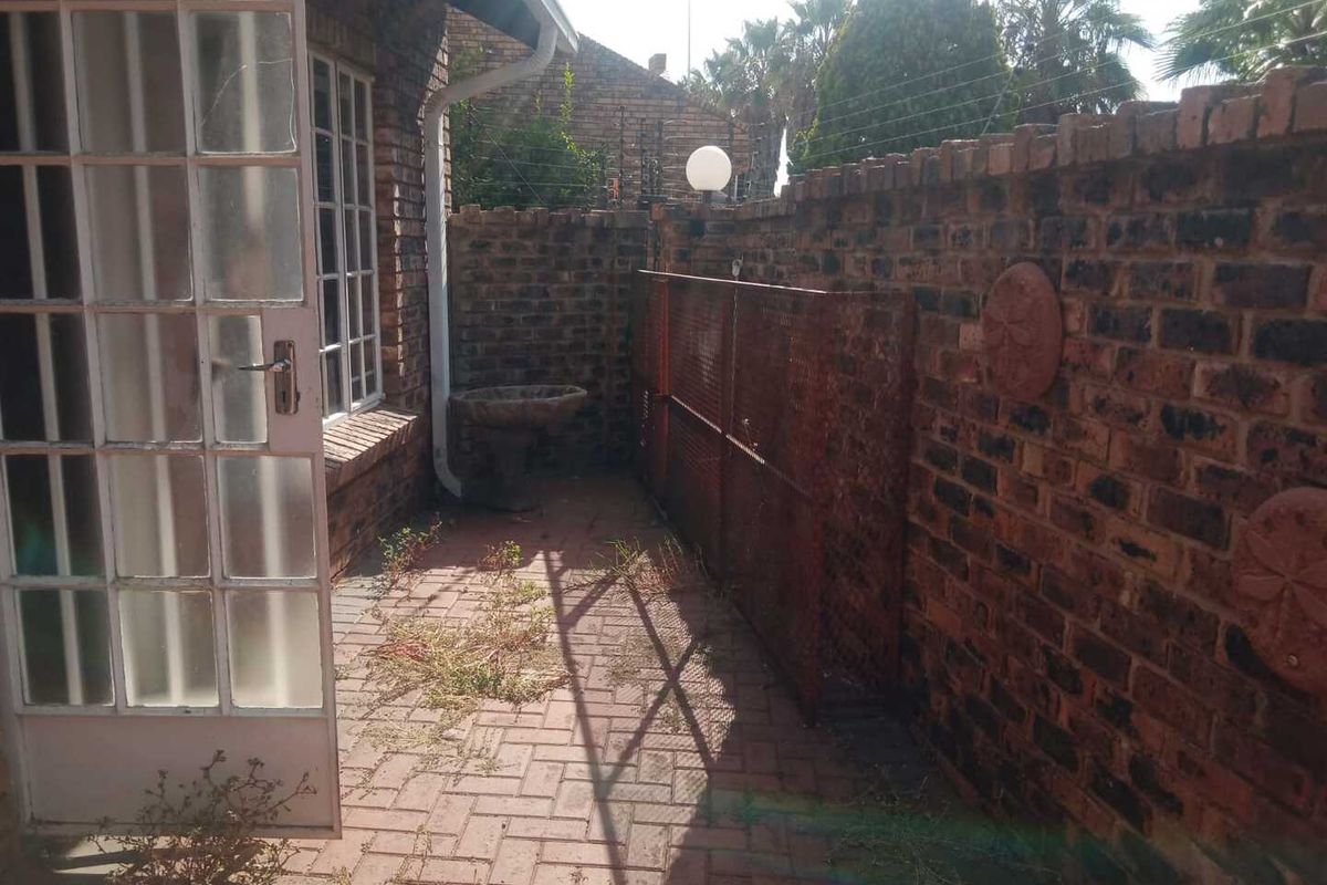 Charming 2 Bedroom Brick-Faced Townhouse in Plasire de Merle, Arcon Park, Vereeniging - Photo 2