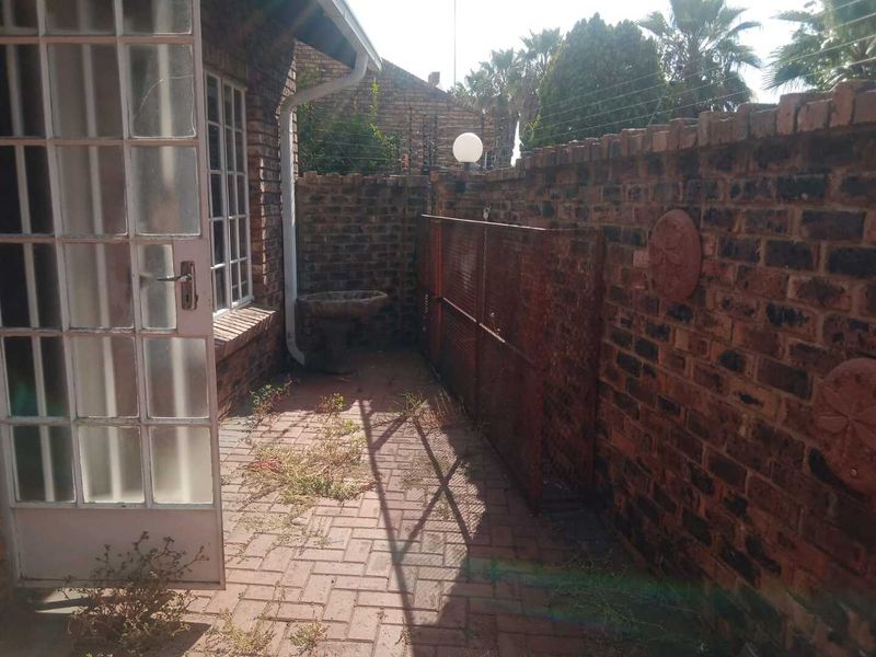 Charming 2 Bedroom Brick-Faced Townhouse in Plasire de Merle, Arcon Park, Vereeniging - Photo 2