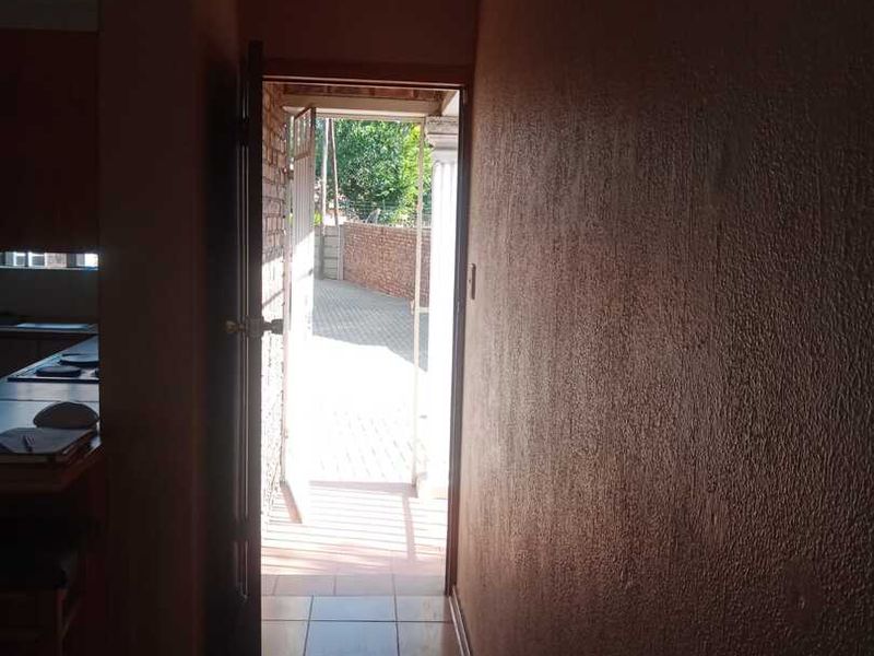 Charming 2 Bedroom Brick-Faced Townhouse in Plasire de Merle, Arcon Park, Vereeniging - Photo 1