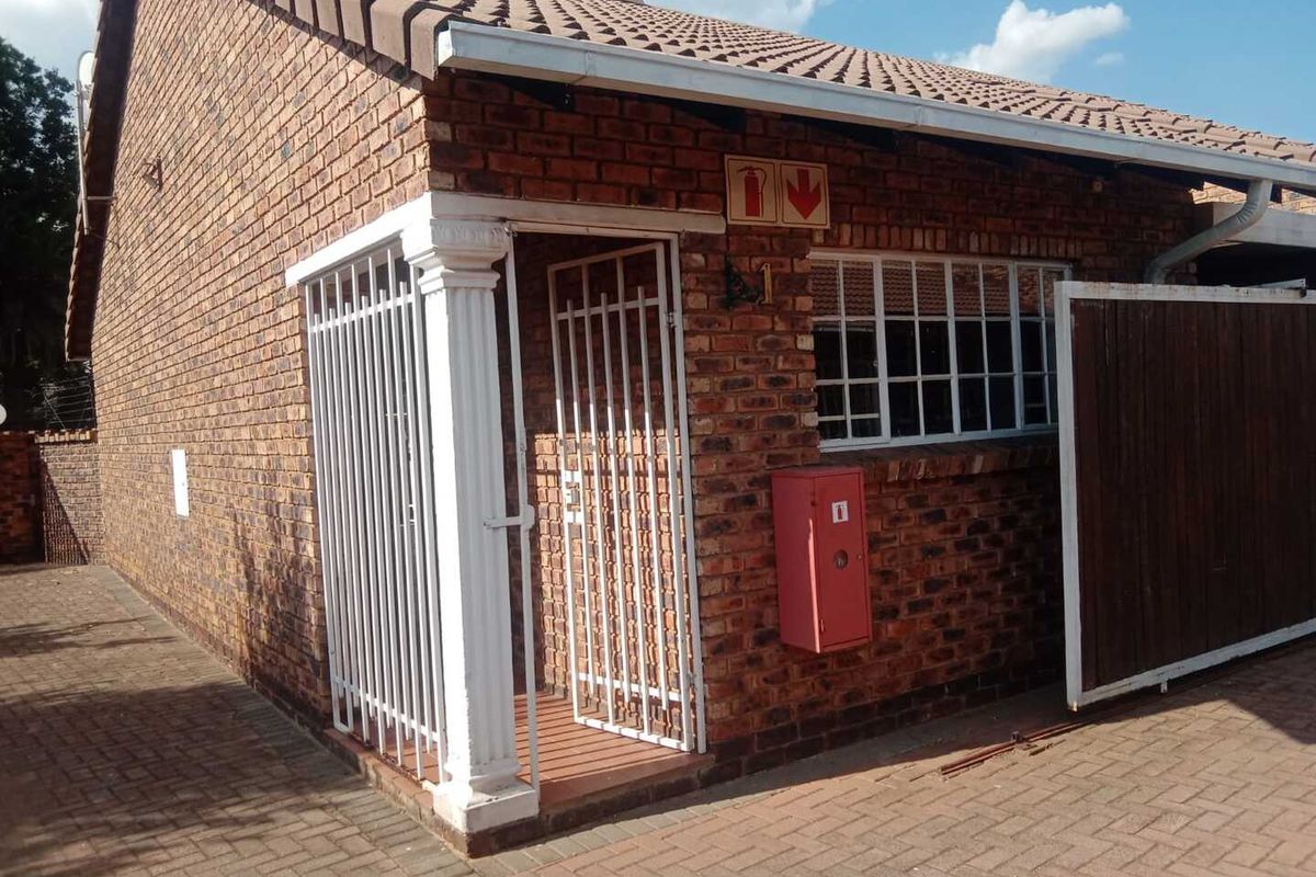 Charming 2 Bedroom Brick-Faced Townhouse in Plasire de Merle, Arcon Park, Vereeniging - Photo 3