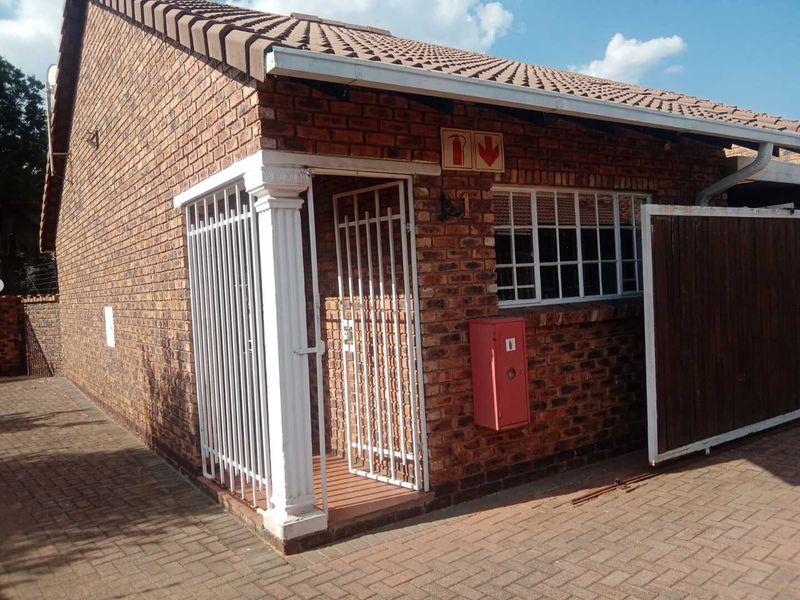 Charming 2 Bedroom Brick-Faced Townhouse in Plasire de Merle, Arcon Park, Vereeniging - Photo 3