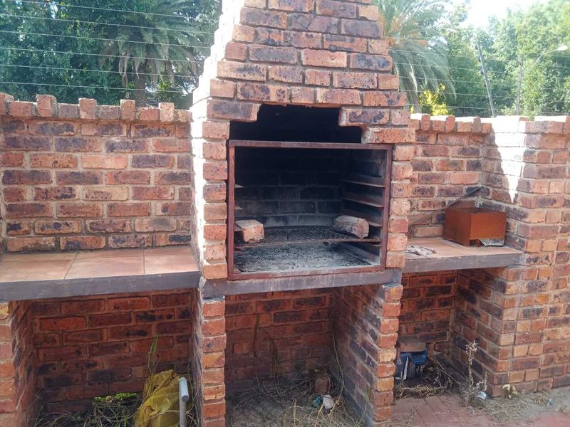 Charming 2 Bedroom Brick-Faced Townhouse in Plasire de Merle, Arcon Park, Vereeniging - Photo 5