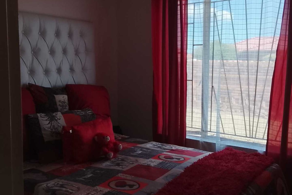 Three-bedroom home - Photo 5