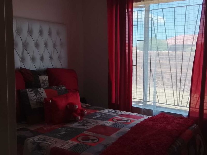 Three-bedroom home - Photo 5