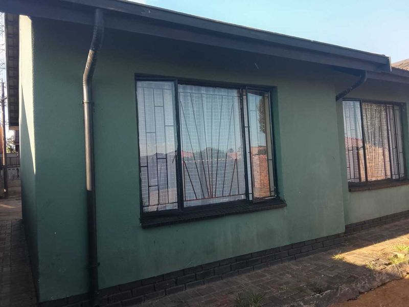 Three-bedroom home - Photo 1