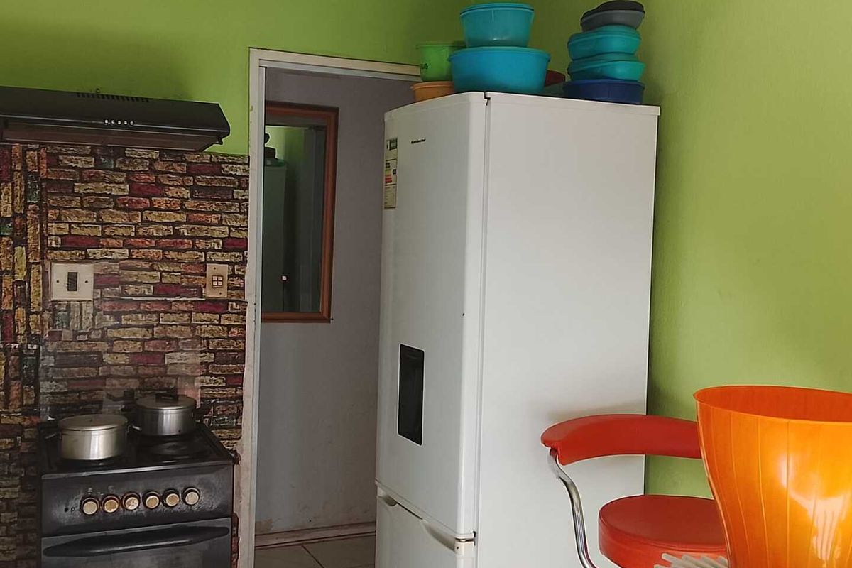 Three-bedroom home - Photo 2