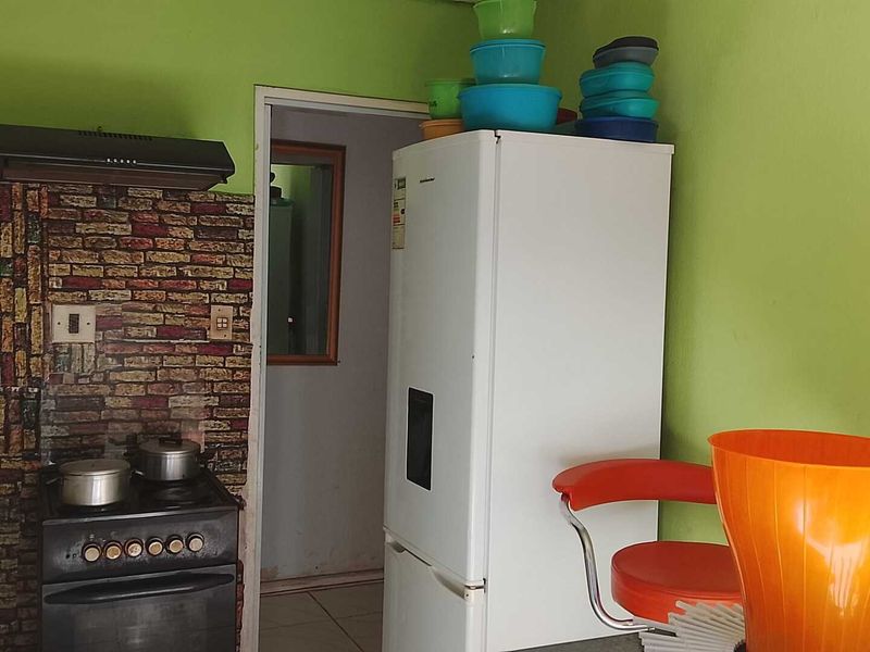 Three-bedroom home - Photo 2