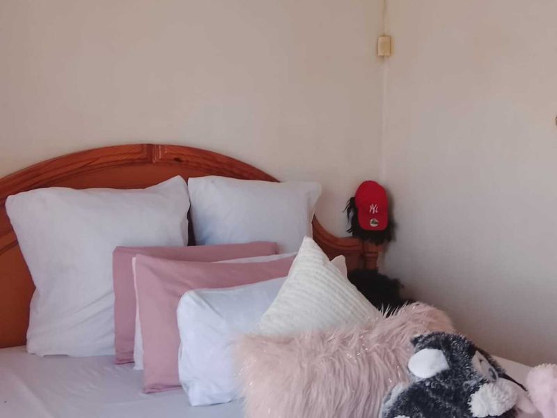 Three-bedroom home - Photo 8