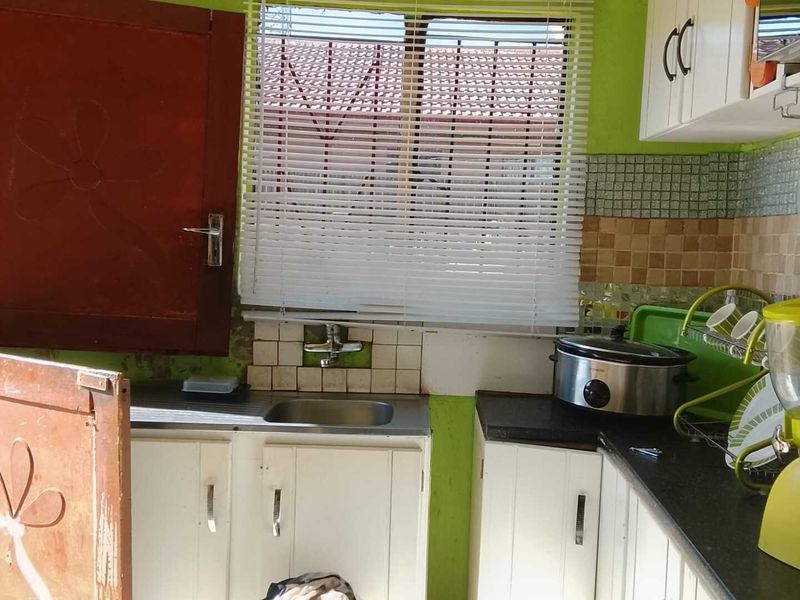 Three-bedroom home - Photo 3