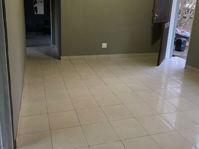 Charming 2-Bedroom Rental on Shared Plot - Photo 3