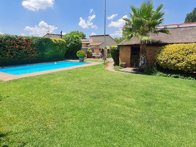 Luxury, Space & Income Potential — A Rare 1,995sqm Opportunity in Prime Bedworth Park - Photo 1