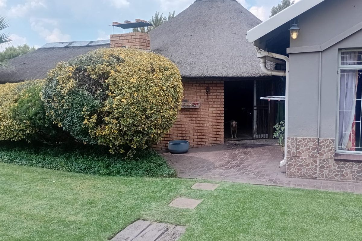 Luxury, Space & Income Potential — A Rare 1,995sqm Opportunity in Prime Bedworth Park - Photo 2