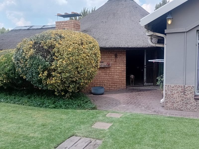 Luxury, Space & Income Potential — A Rare 1,995sqm Opportunity in Prime Bedworth Park - Photo 2