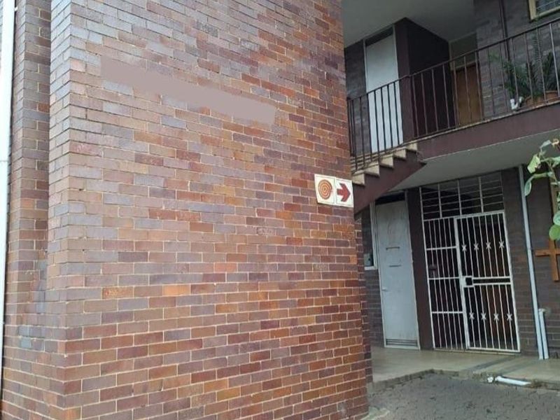 Spacious 2-Bedroom First Floor Unit – Prime Location - Photo 3