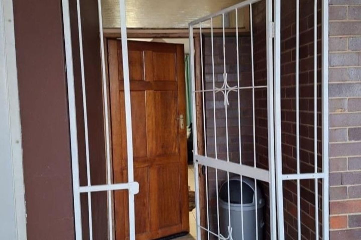 Spacious 2-Bedroom First Floor Unit – Prime Location - Photo 4