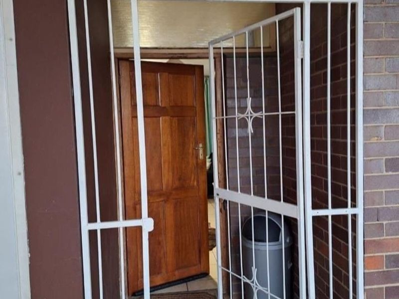 Spacious 2-Bedroom First Floor Unit – Prime Location - Photo 4
