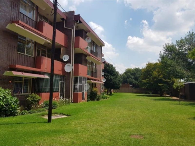 Spacious 2-Bedroom First Floor Unit – Prime Location - Photo 1
