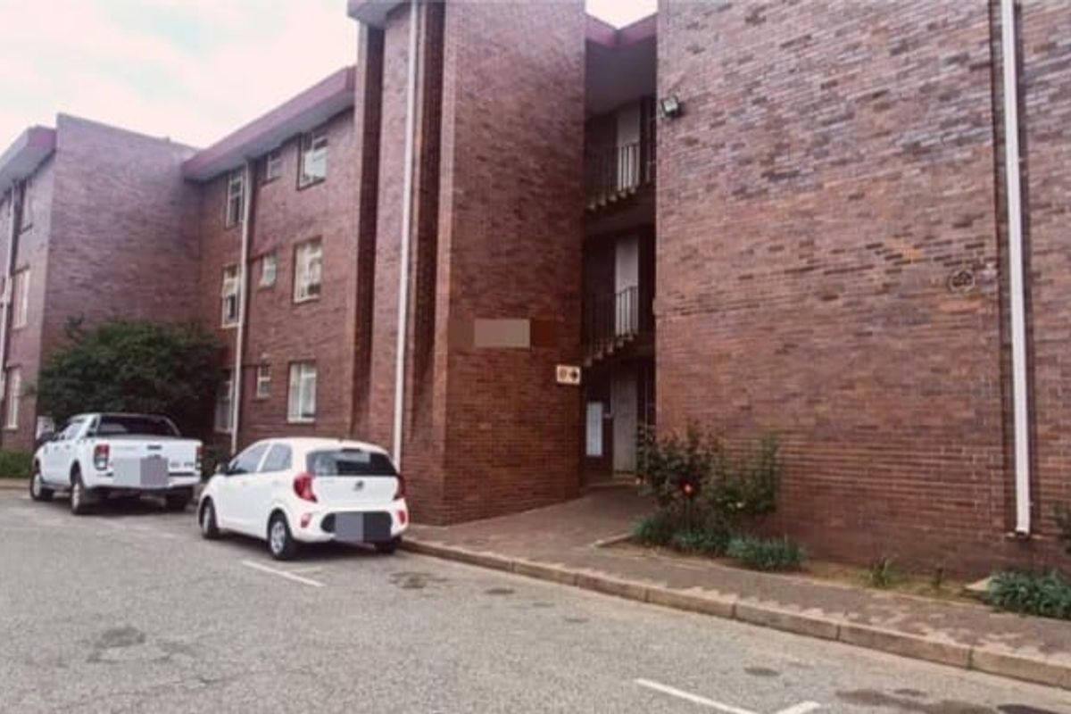 Spacious 2-Bedroom First Floor Unit – Prime Location - Photo 2