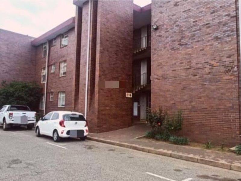Spacious 2-Bedroom First Floor Unit – Prime Location - Photo 2