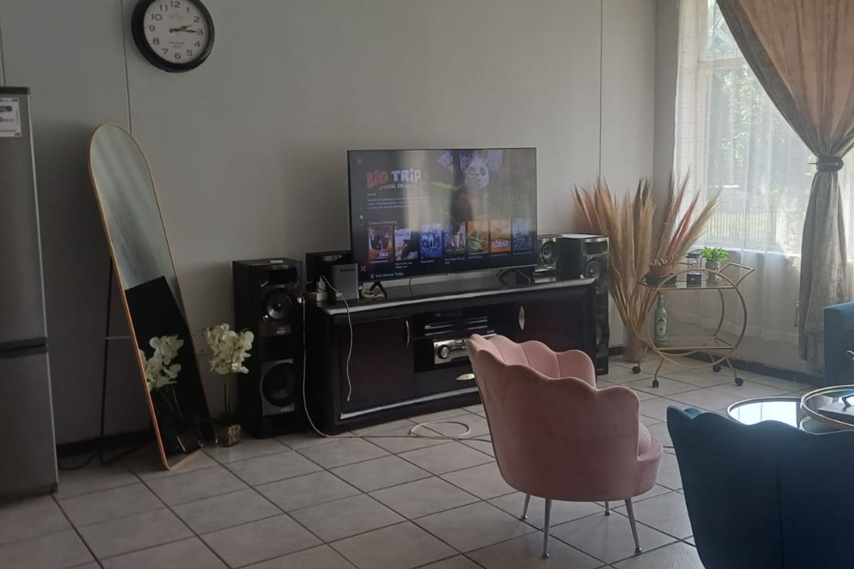 2 Bedroom flat for sale - Photo 2
