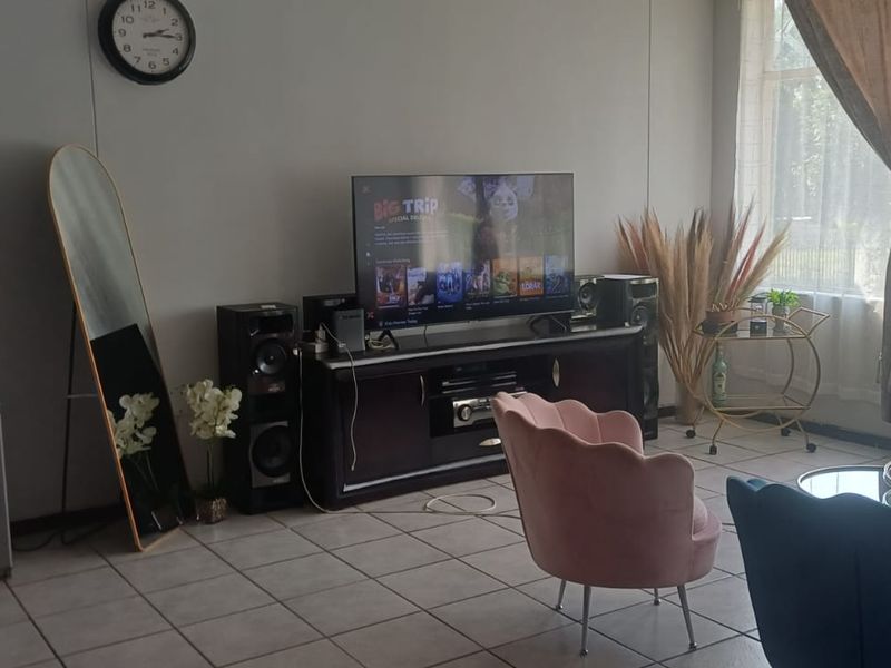 2 Bedroom flat for sale - Photo 2