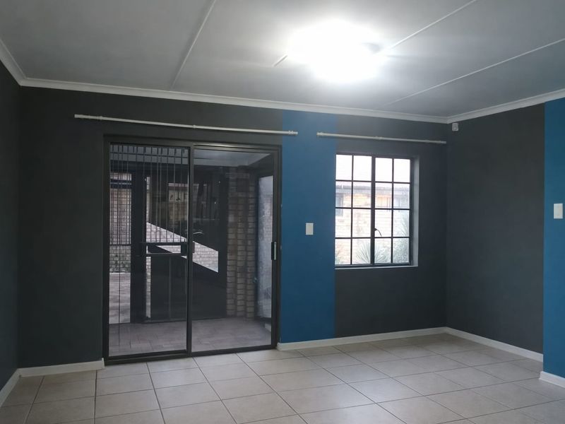 Town House - Photo 2
