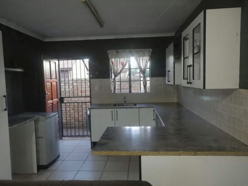 Town House - Photo 1