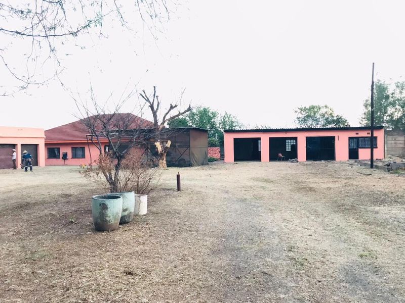 Spacious farm with workshop ,seven garages and four bedroom home - Photo 8