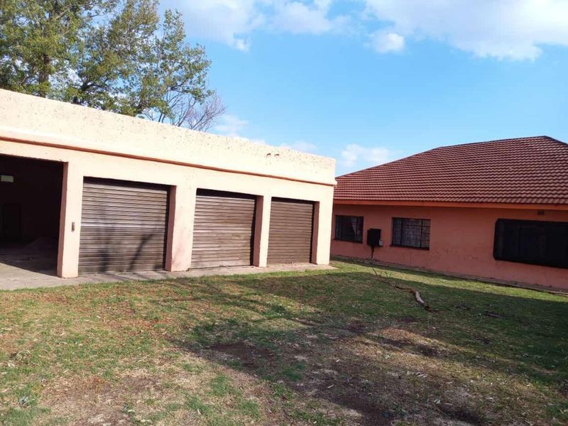 Spacious farm with workshop ,seven garages and four bedroom home - Photo 7