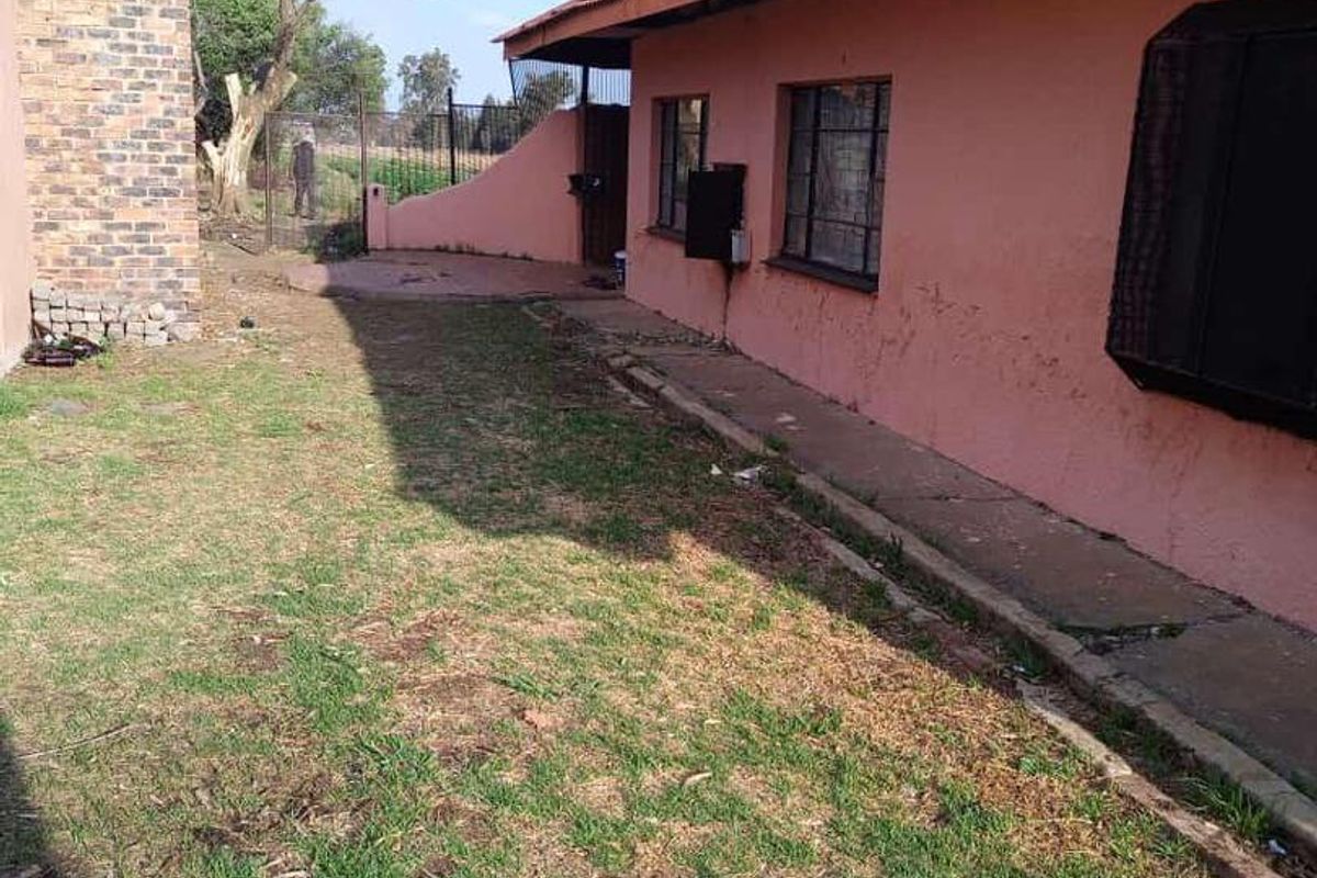 Spacious farm with workshop ,seven garages and four bedroom home - Photo 4