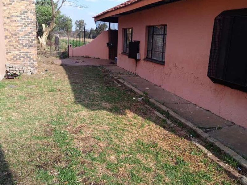 Spacious farm with workshop ,seven garages and four bedroom home - Photo 4