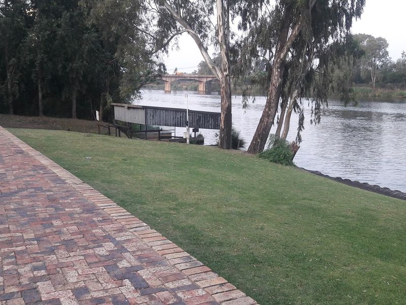 Elegant 3-Bedroom Townhouse in Exclusive Riverspray Lifestyle Estate - Photo 3
