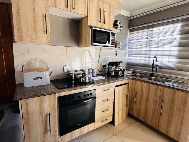 Cozy and Comfortable Family Home in a Well-Maintained Street – Vanderbijlpark - Photo 2