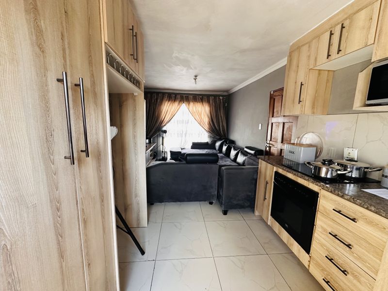 Cozy and Comfortable Family Home in a Well-Maintained Street – Vanderbijlpark - Photo 3