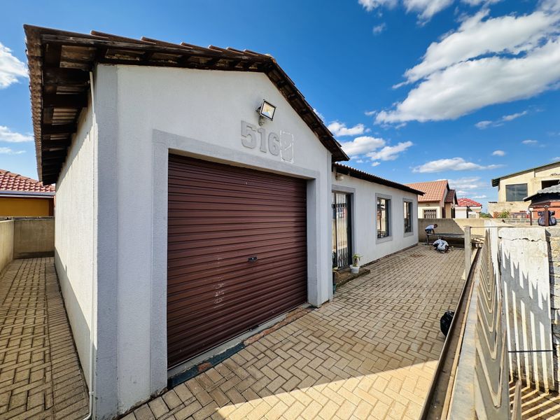 Cozy and Comfortable Family Home in a Well-Maintained Street – Vanderbijlpark - Photo 1