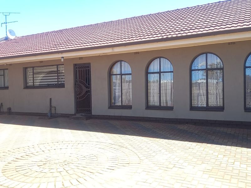 ✨ Spacious 3-Bedroom Family Home with Modern Comfort & Style - Photo 1