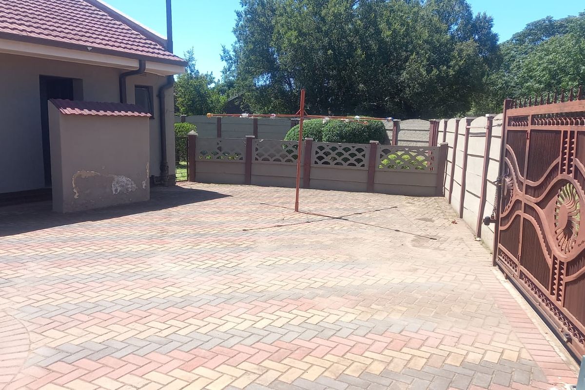 ✨ Spacious 3-Bedroom Family Home with Modern Comfort & Style - Photo 2